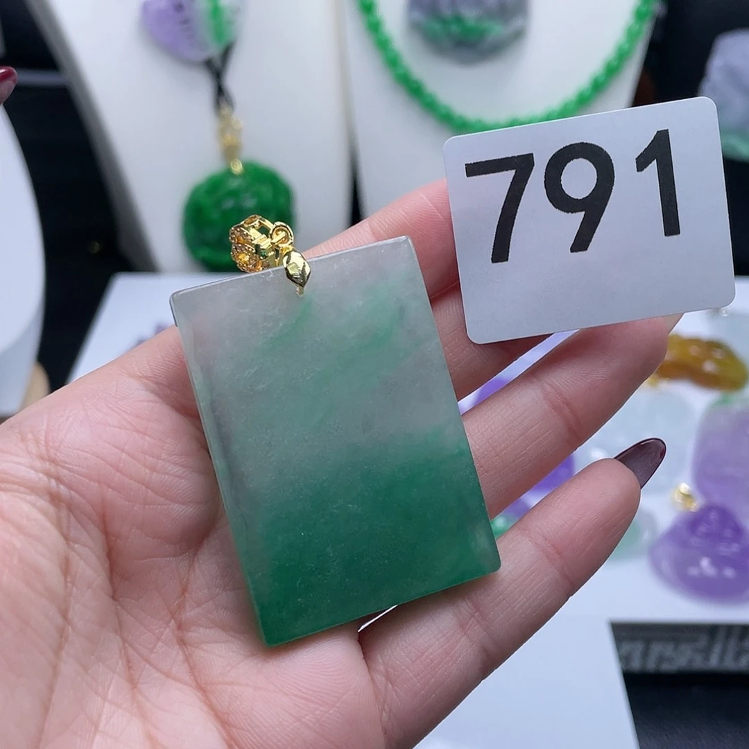 翡翠吊坠(赠链)未镶嵌