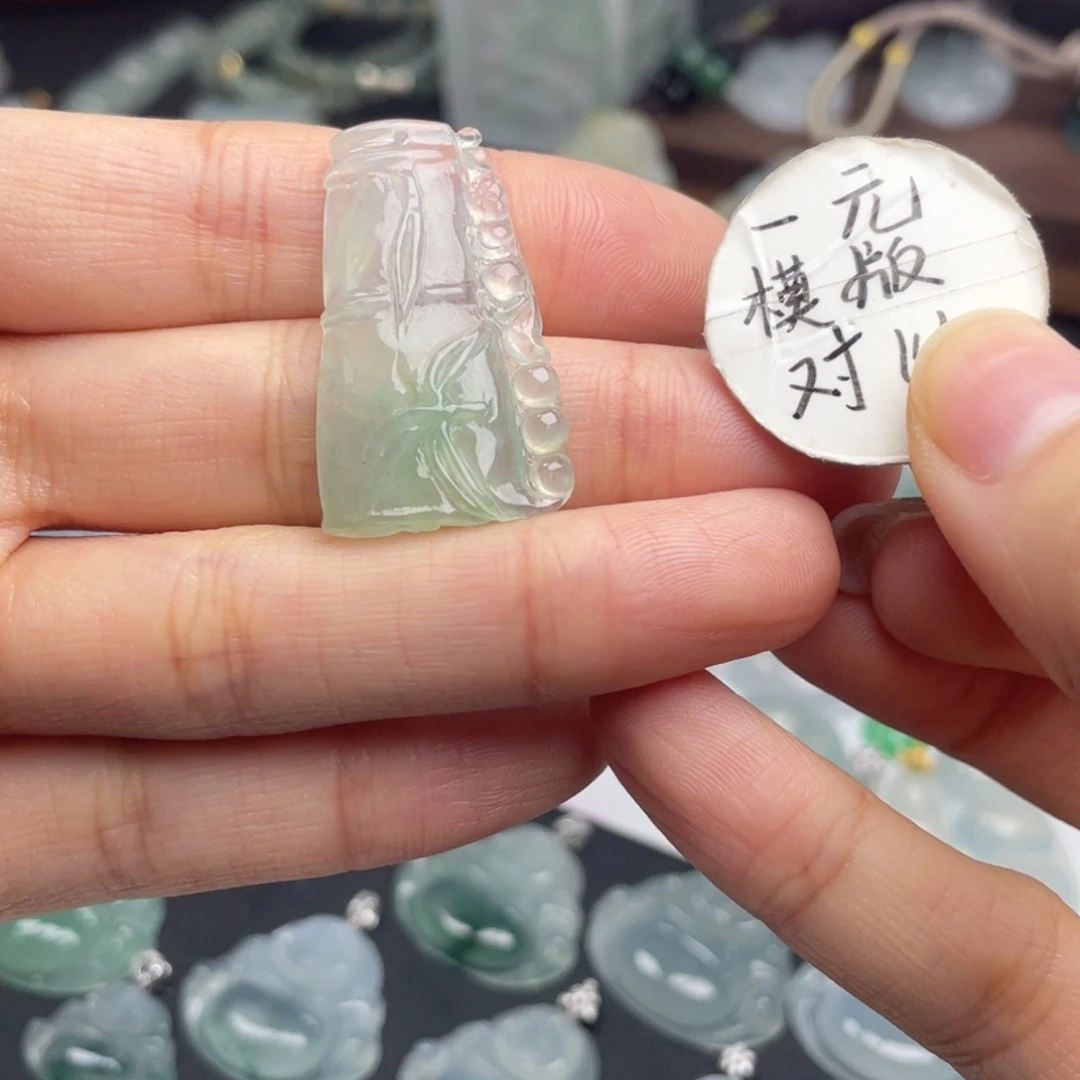 翡翠未镶嵌颈饰天天