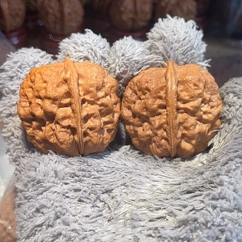 文玩核桃把件麻铁带彩磕尖44