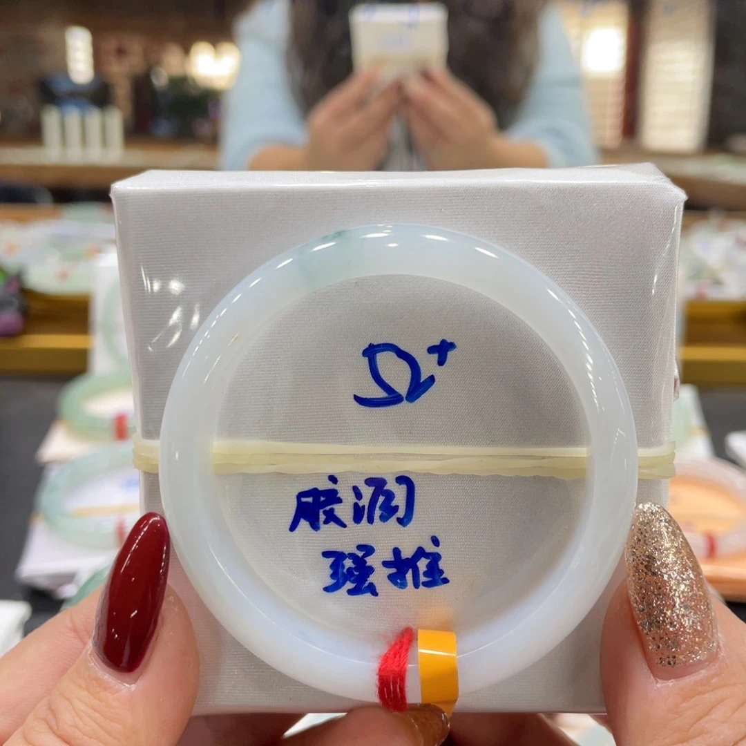 翡翠手镯未镶嵌翡翠