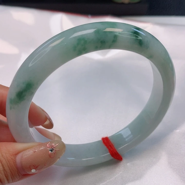 翡翠手镯未镶嵌63圈