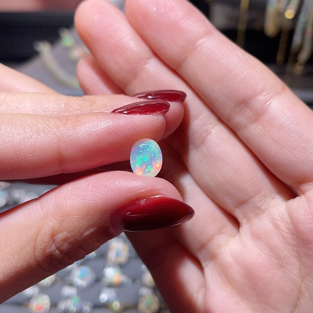 未镶嵌欧泊裸石）李*