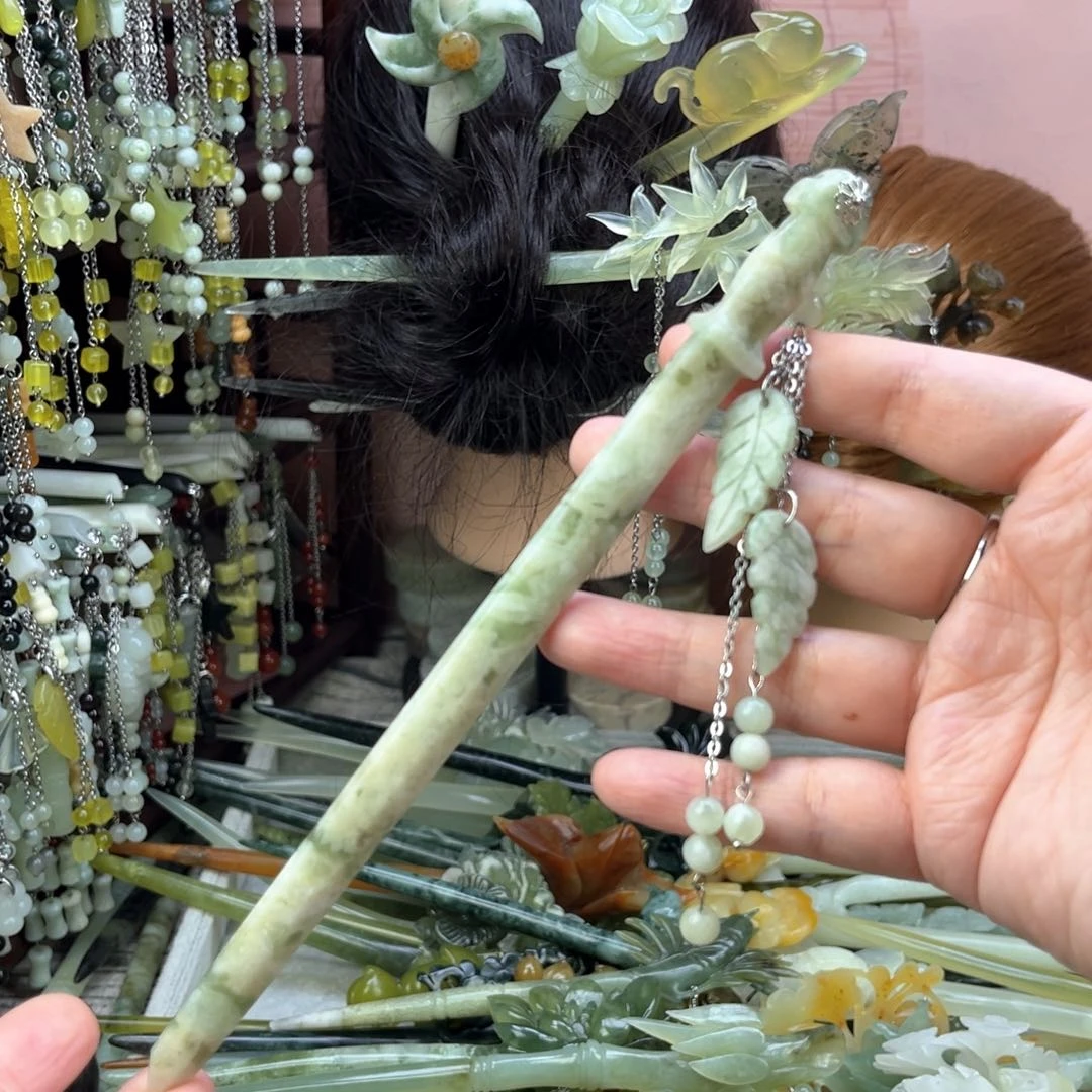 蛇纹石玉发饰未镶嵌双面立体雕工，长度20厘米左右