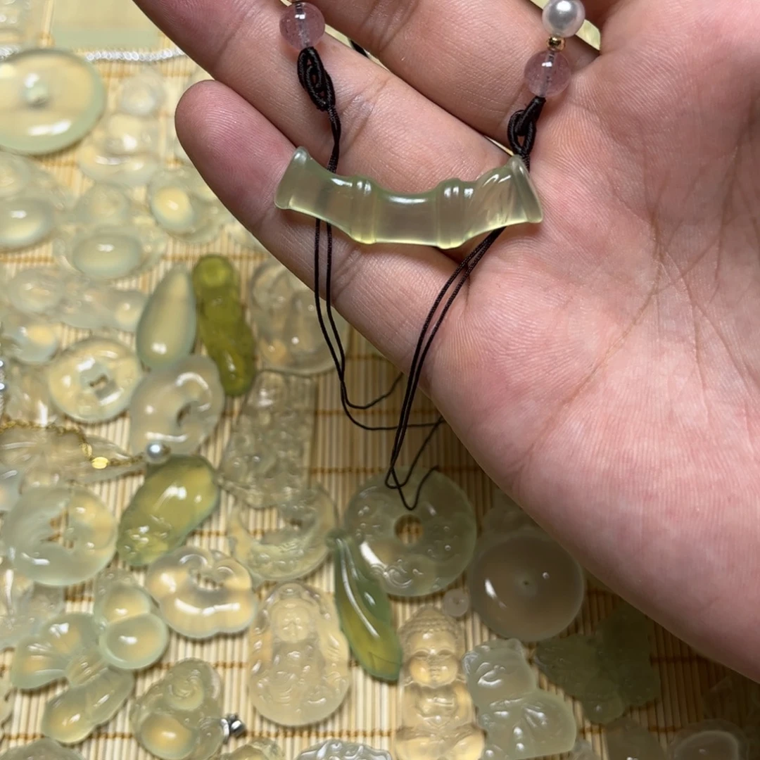 小***鑫岫玉未镶嵌颈饰吊坠