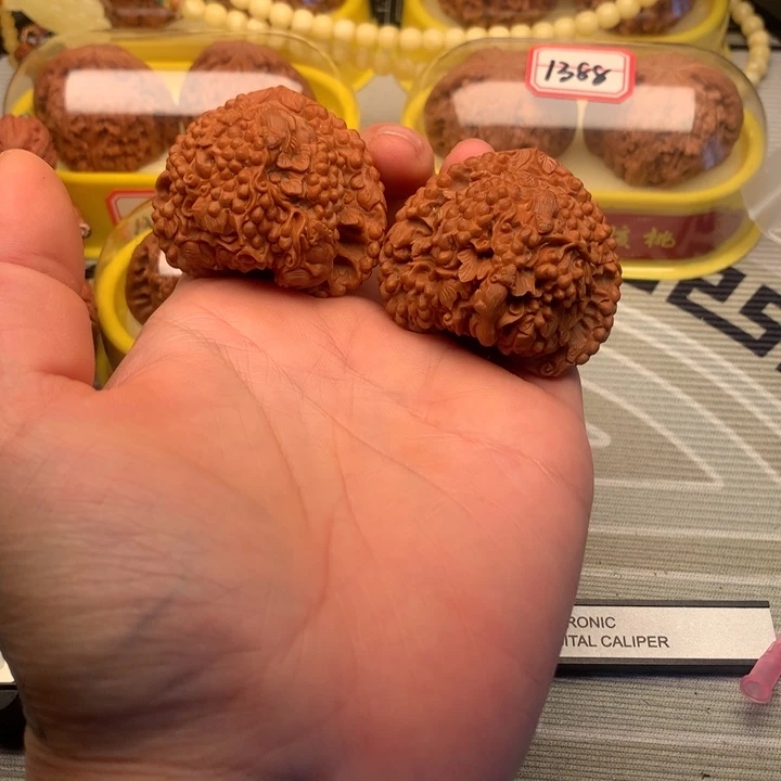 吊坠桃核手工雕刻属你有钱