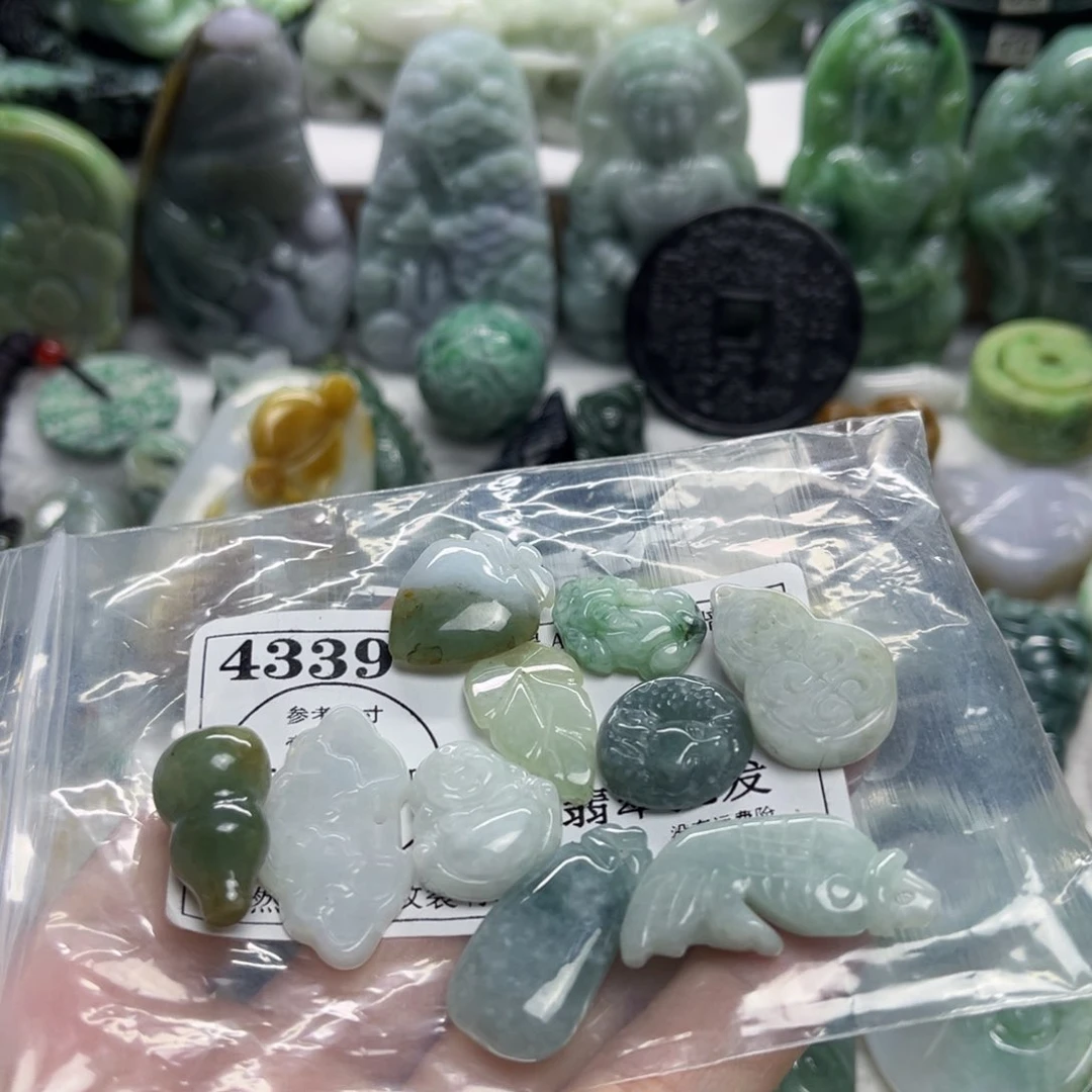 翡翠未镶嵌颈饰4339