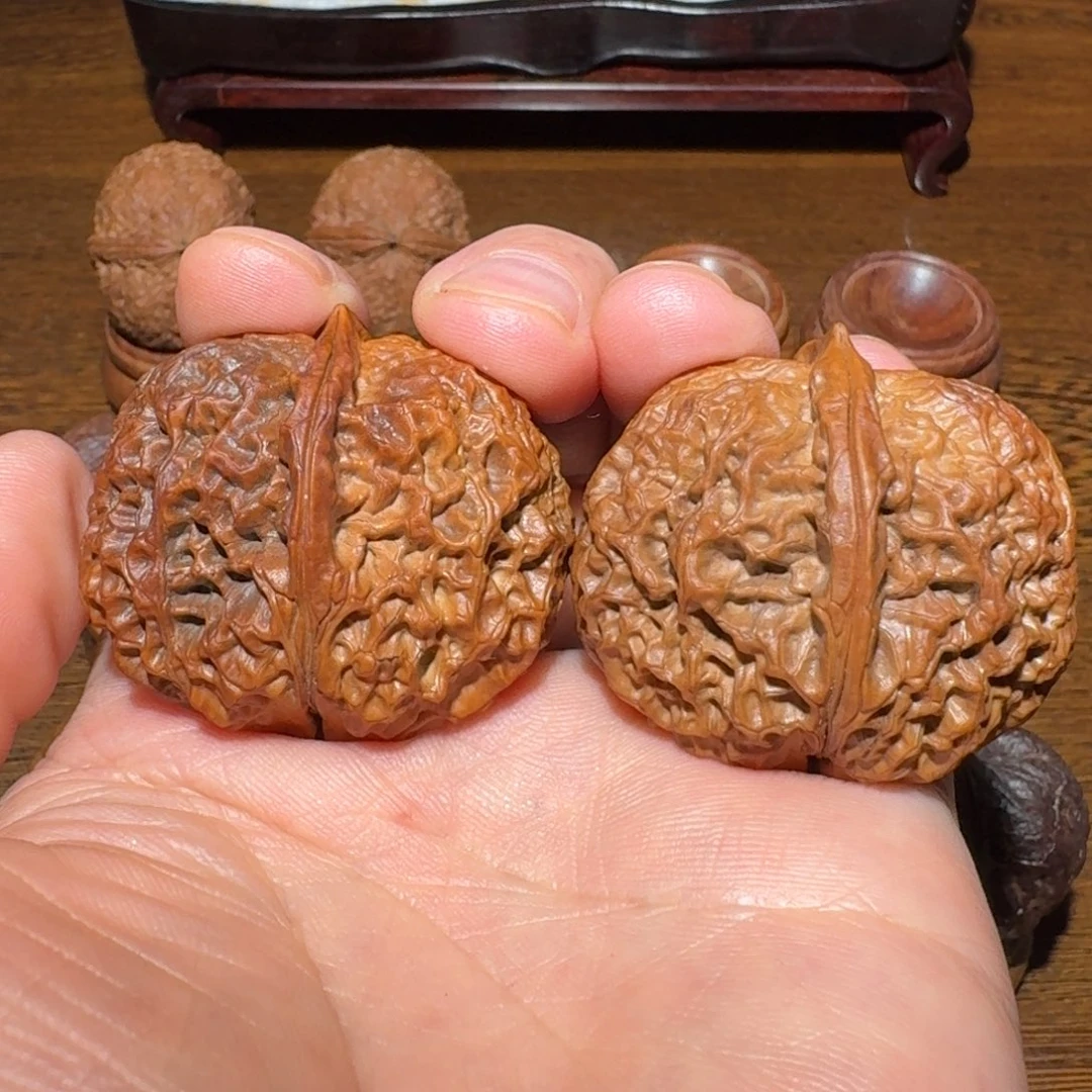 文玩核桃吊坠滚龙纹