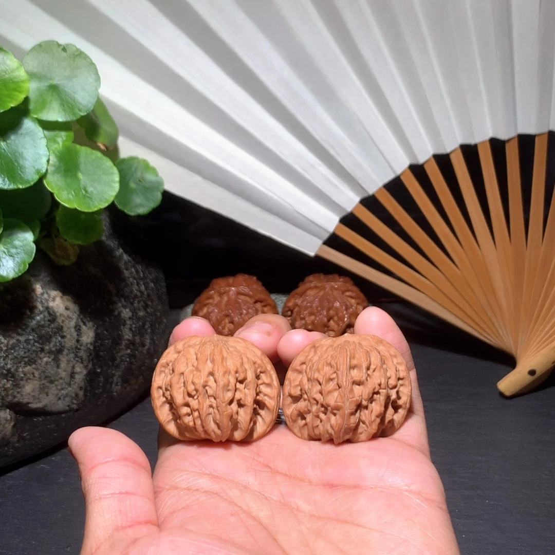 文玩核桃吊坠鱼的红皮磨盘062103