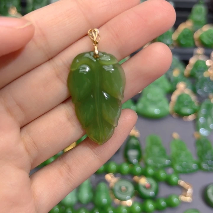 颈饰18K金镶嵌和田玉（碧玉）