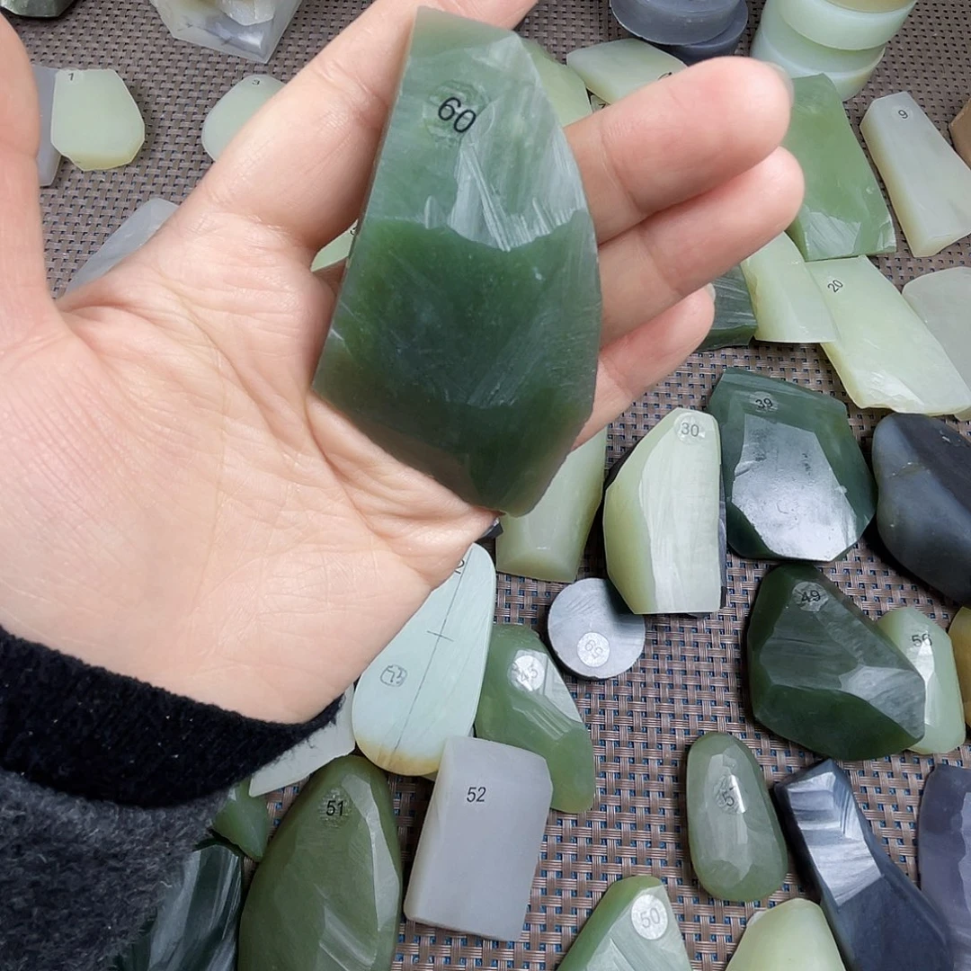 和田玉颈饰未镶嵌景*