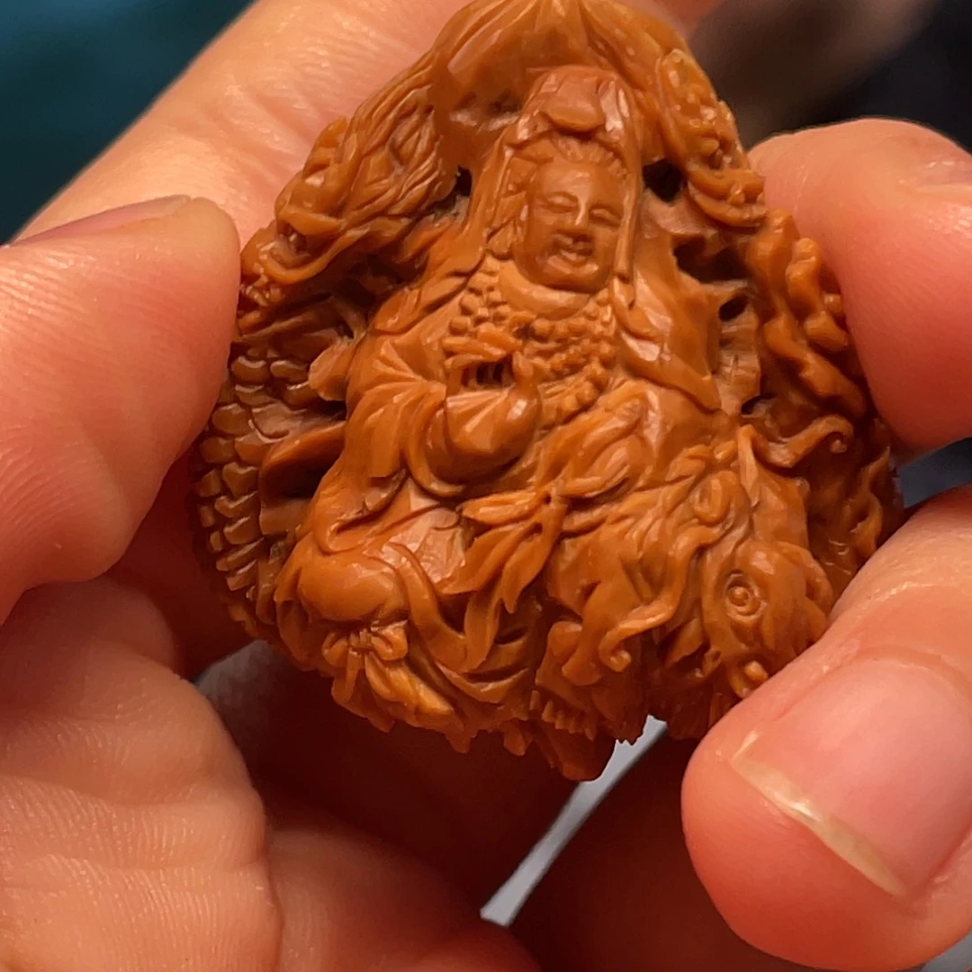 核桃九龙观音核雕作品