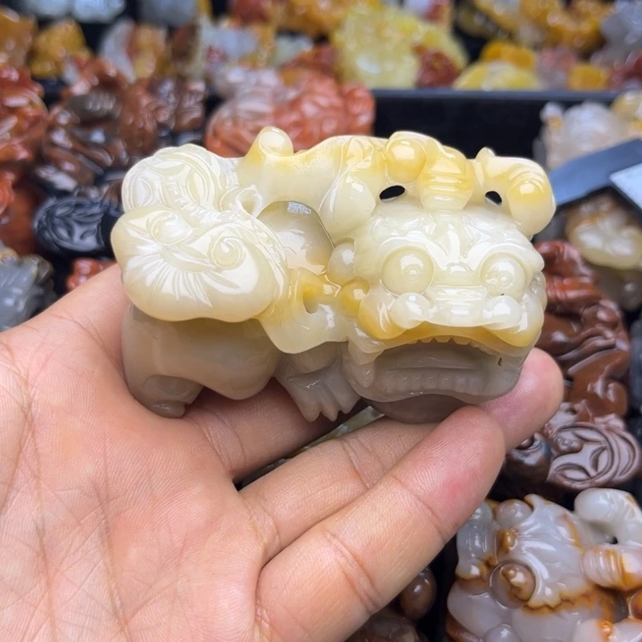 石英质玉（黄龙玉）未镶嵌颈饰