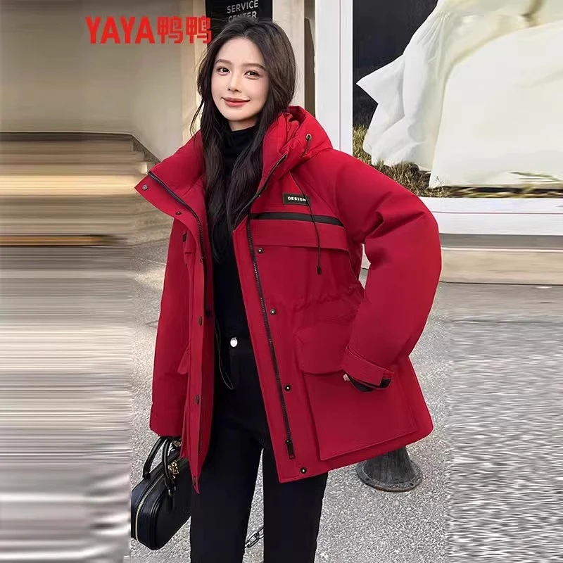 鸭鸭中长款工装羽绒服女2025年冬季新款时尚连帽保暖防风红色外套