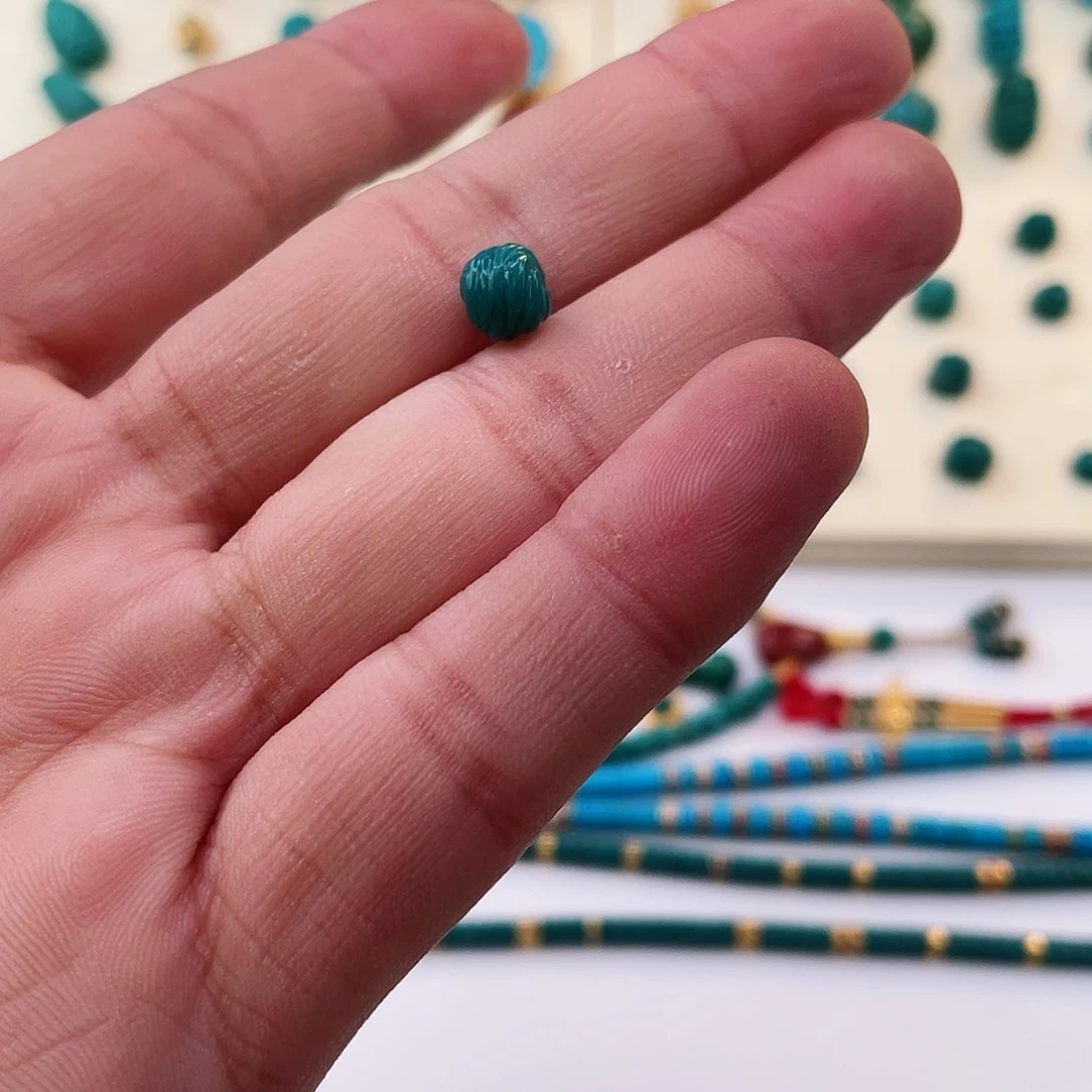 绿松石颈饰未镶嵌