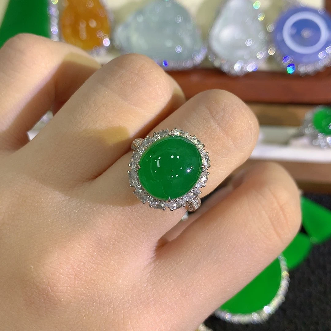 18K金镶嵌戒指翡翠蛋面