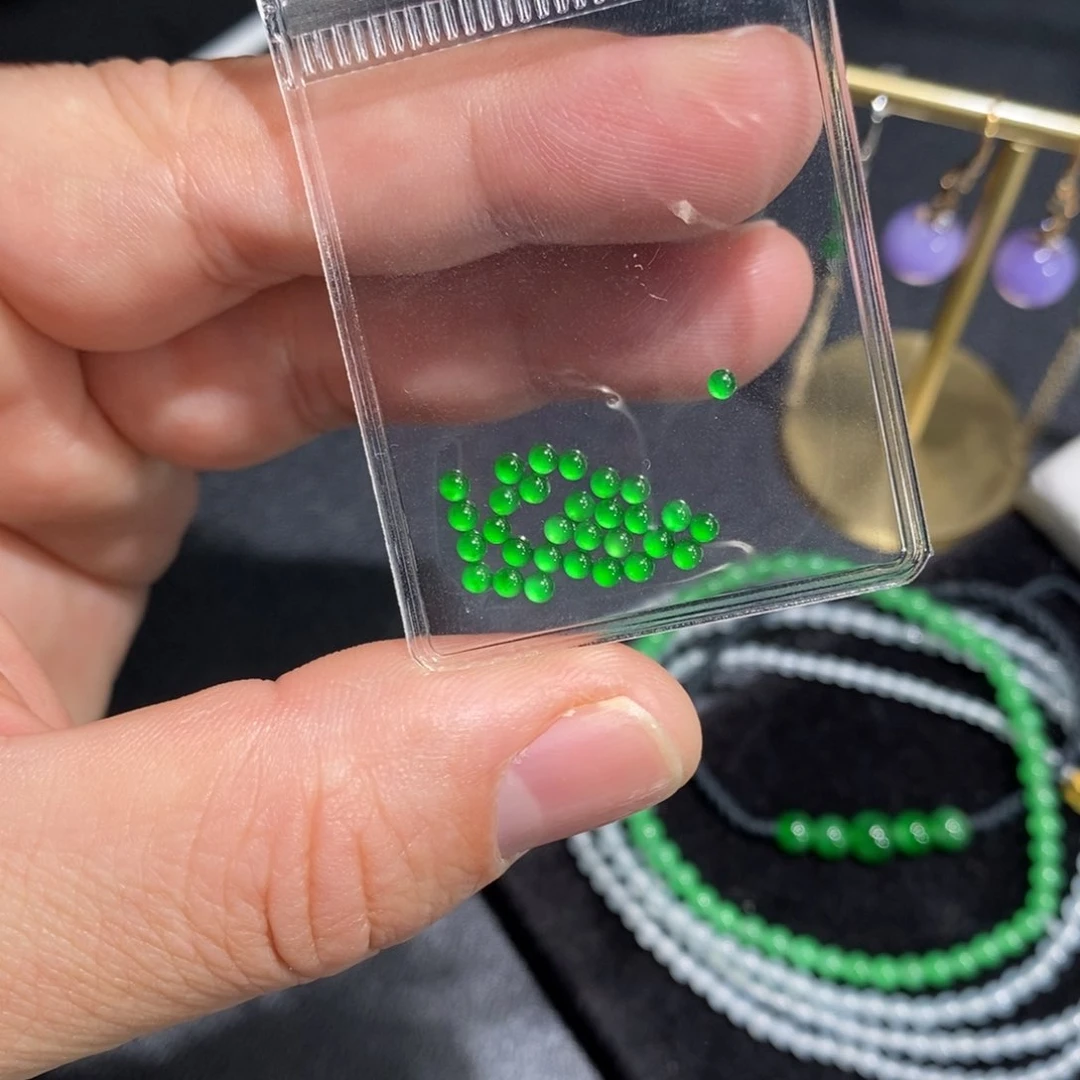 翡翠裸石满绿小蛋面30个