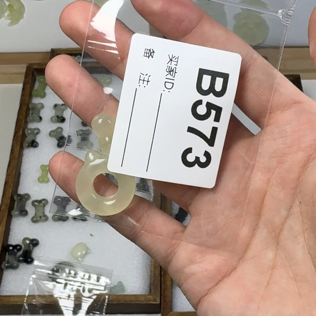 蛇纹石玉吊坠未镶嵌睡**觉