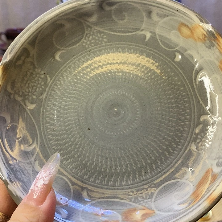 器物的色彩搭配起来很漂亮