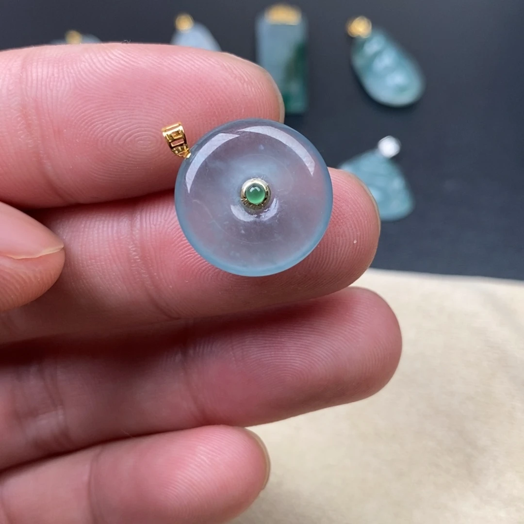 颈饰18K金镶嵌翡翠