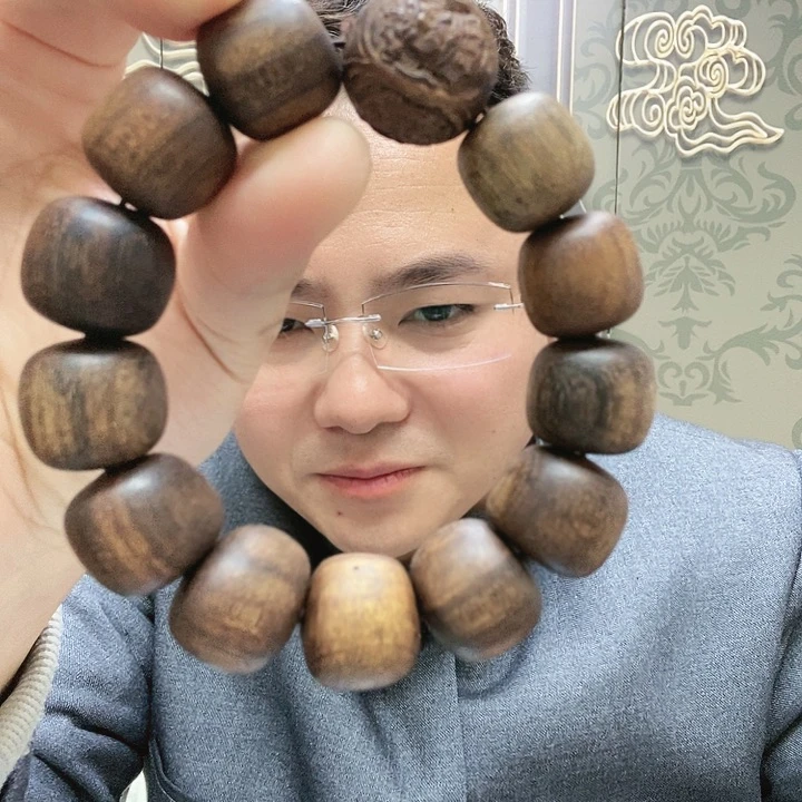 未镶嵌查罗石手串一条。