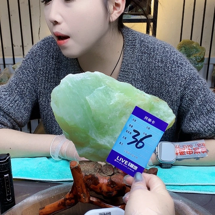 新***户蛇纹石玉未镶嵌原石