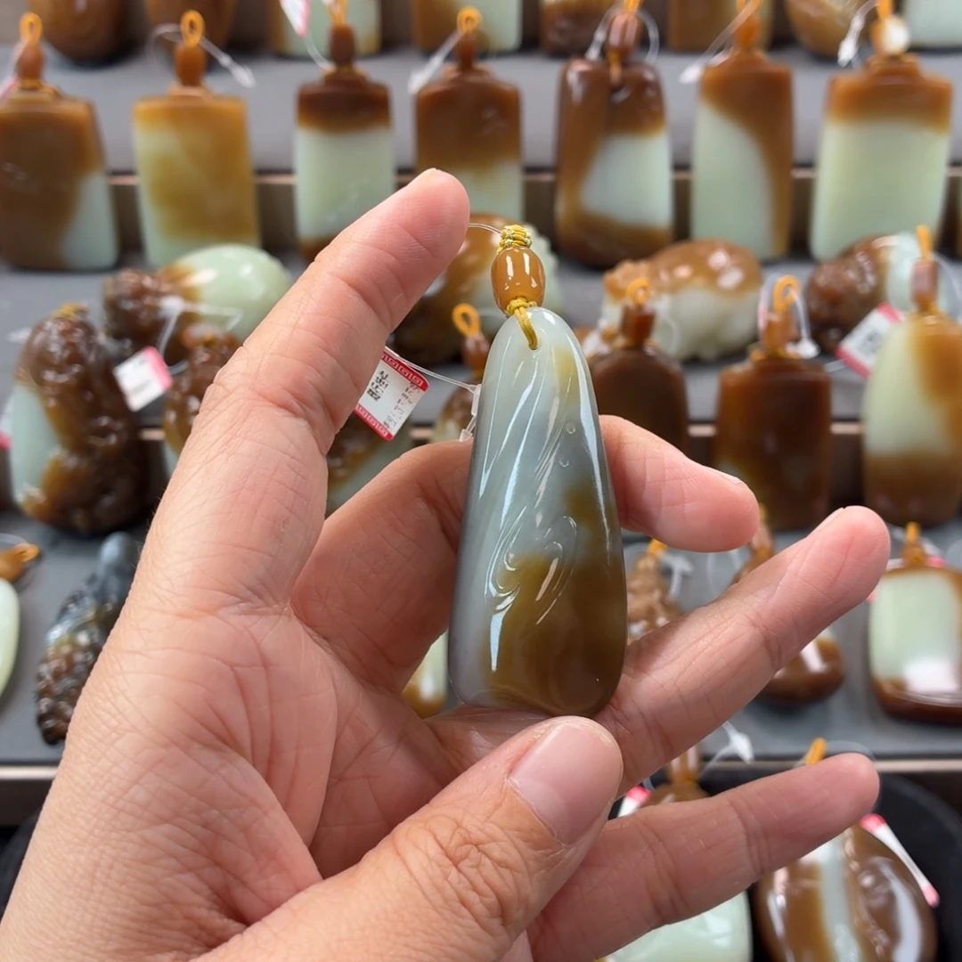 淡***菊和田玉未镶嵌颈饰