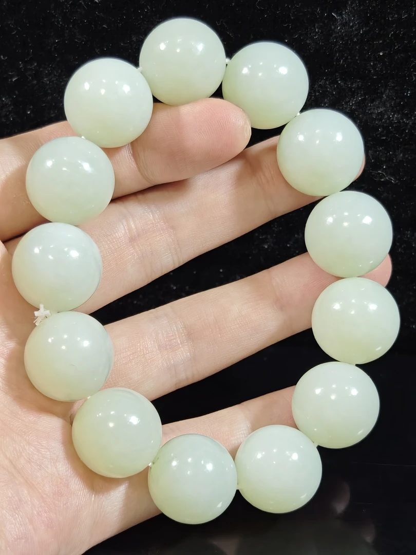 旧藏天然和田玉手串手把件总重116克，17mm一颗珠子