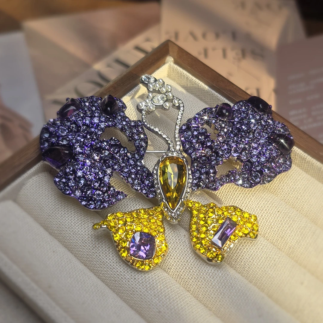 铜合金胸针 高档轻奢百搭时尚施家水晶紫色蝴蝶结胸针礼物1151