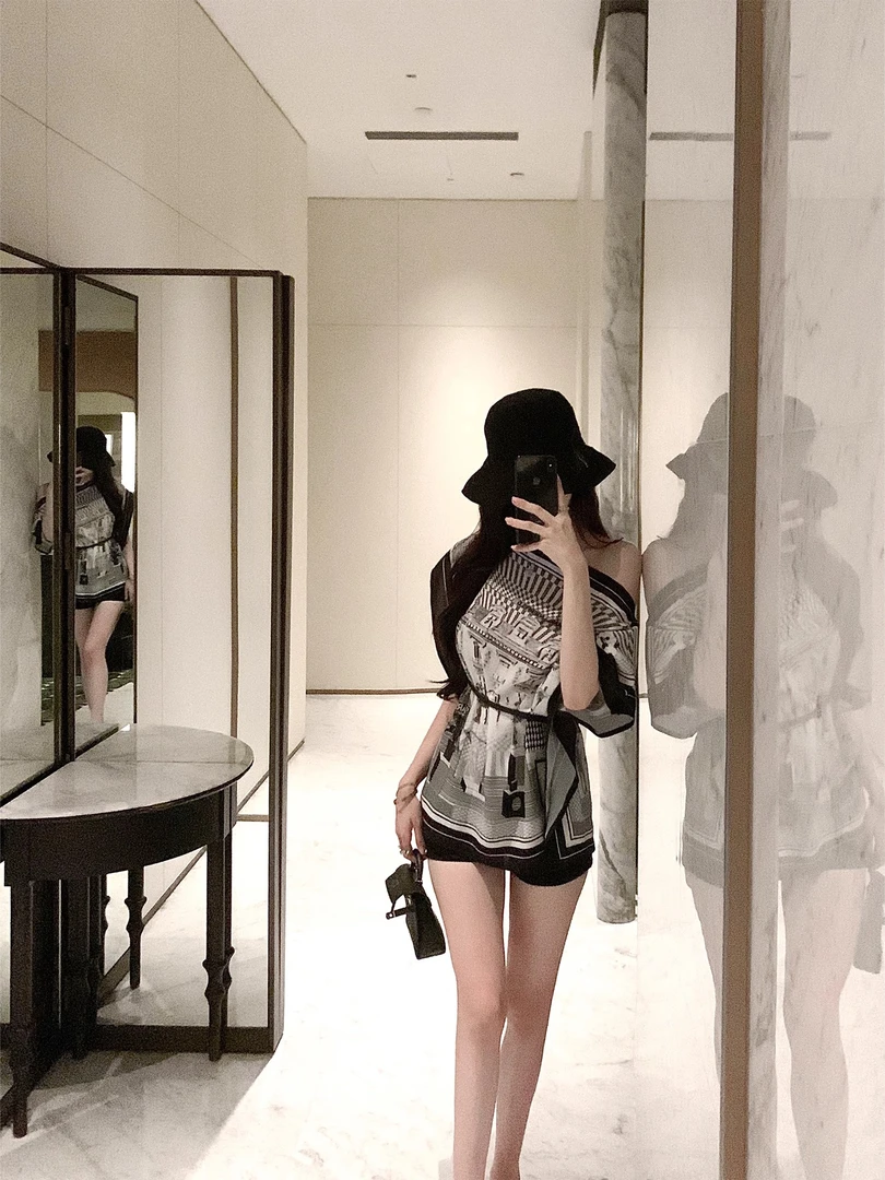 【贵感松弛】老钱风轻奢印花斜肩蝙蝠袖缎面衬衫上衣女/百搭短裤