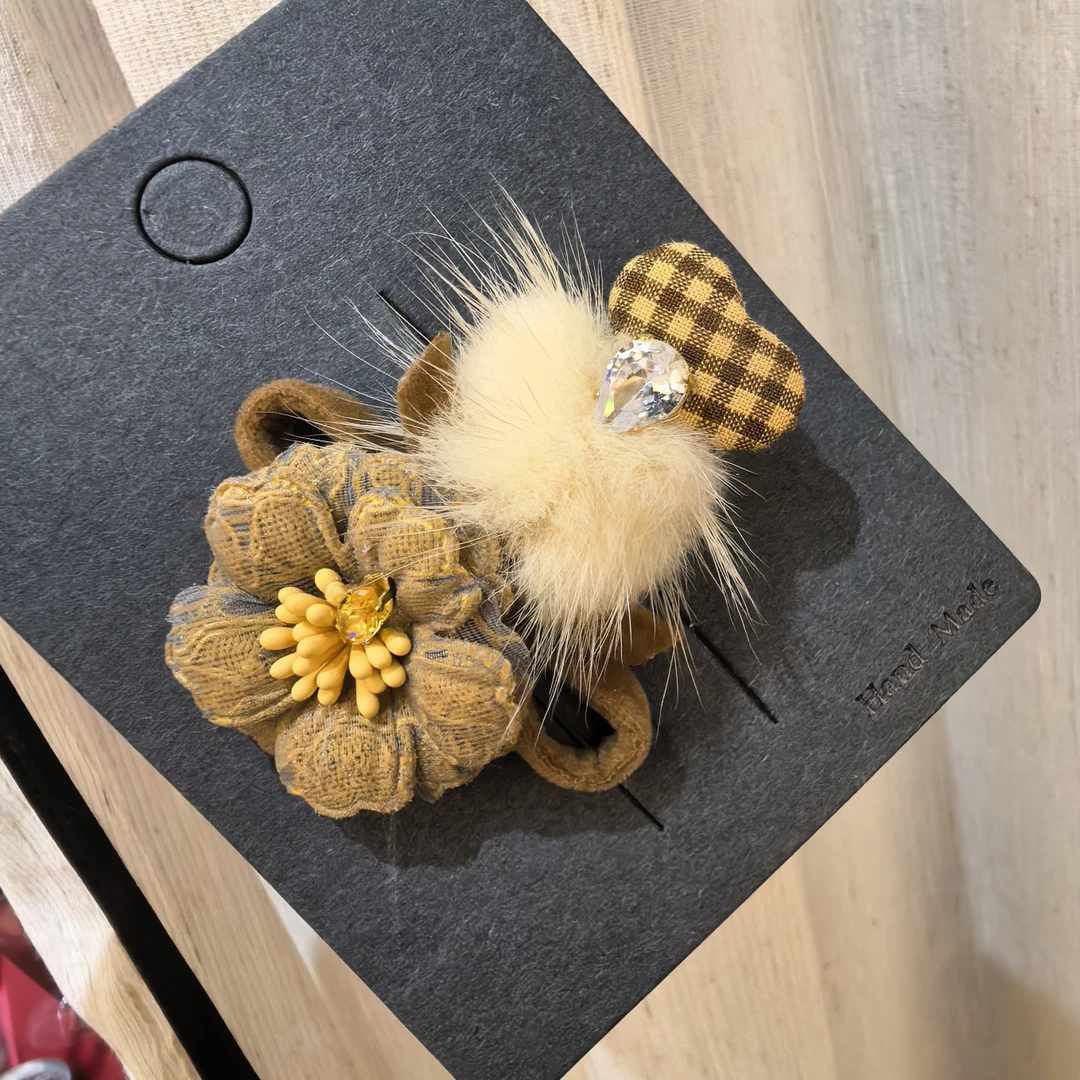 C382咖色花朵毛毛格子爱心闪闪边夹