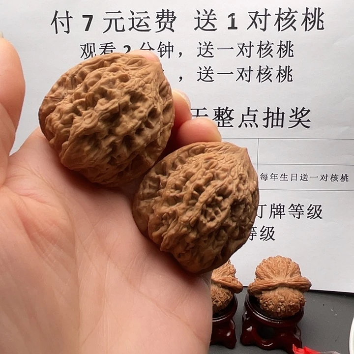 文玩核桃吊坠虎头