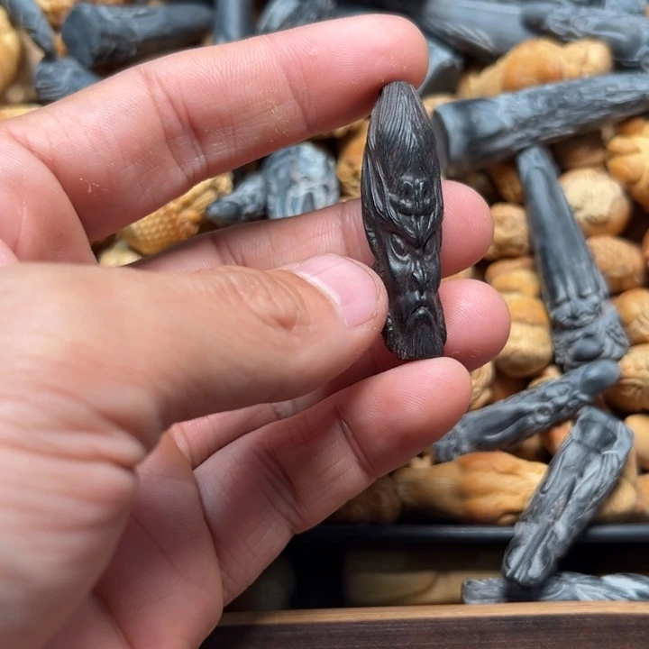 黄***.实心竹雕刻手把件