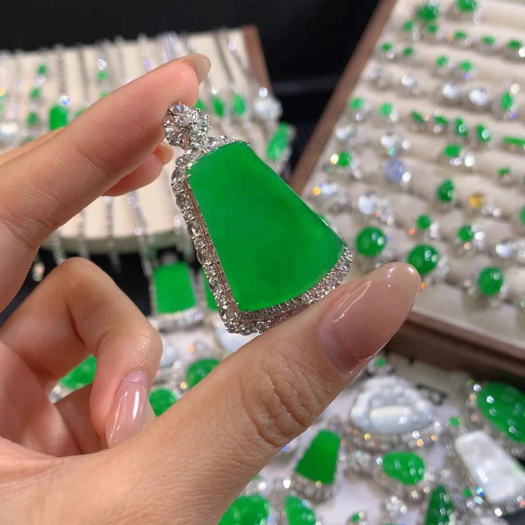 小***菓翡翠18K金镶嵌颈饰无事牌分单