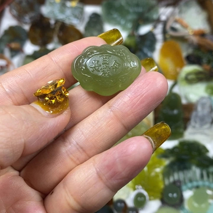 未镶嵌蛇纹石玉吊坠