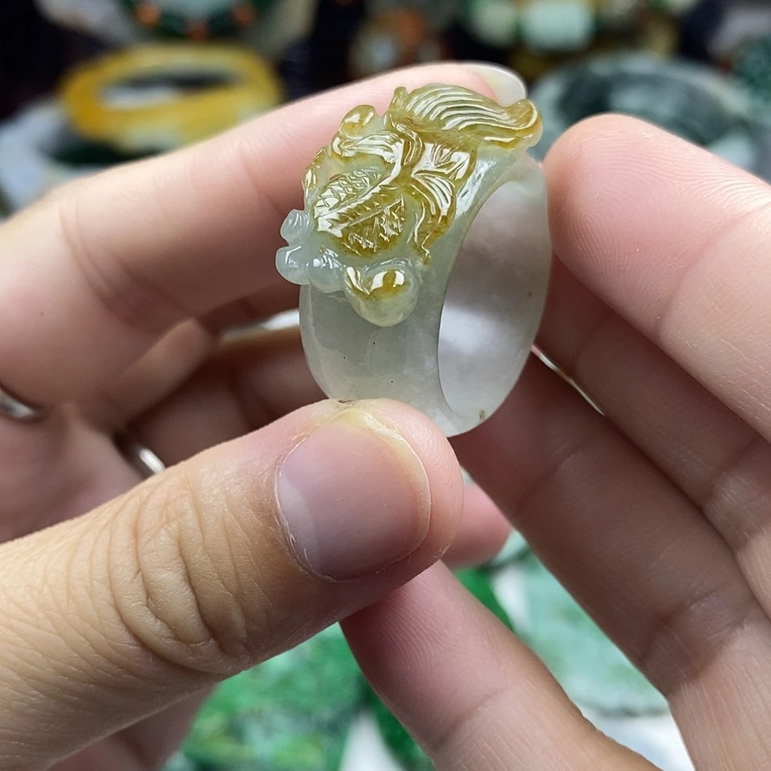 颈饰未镶嵌翡翠戒指