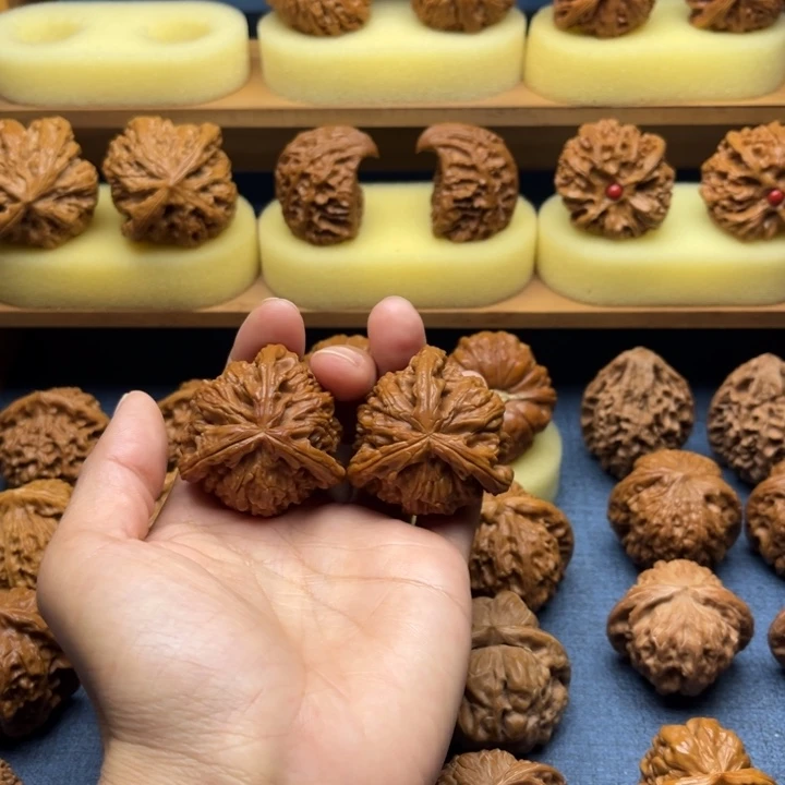 42白师子正奔文玩核桃打底