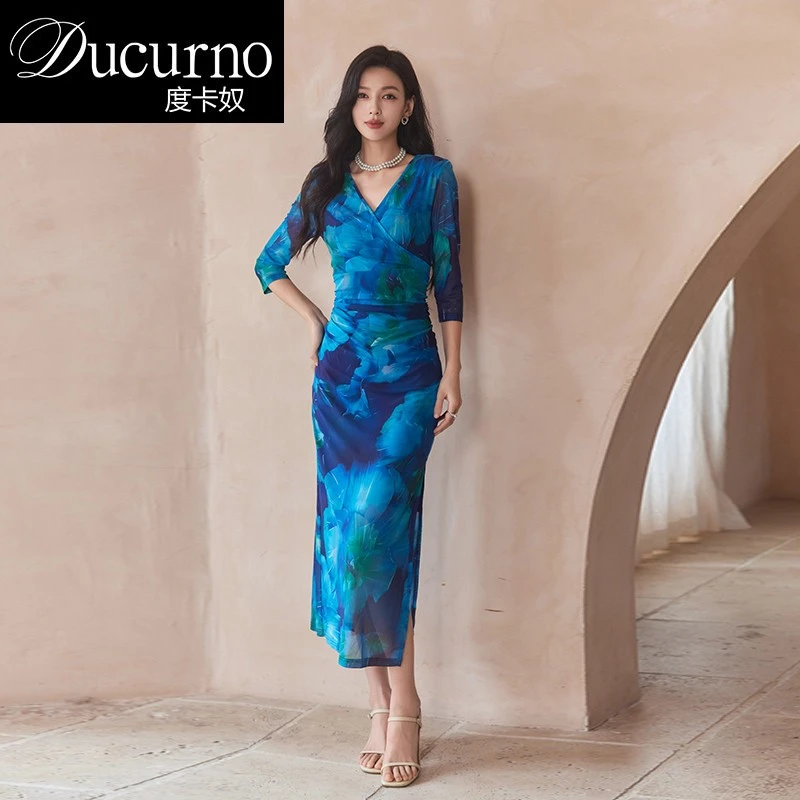海边度假v领连衣裙女2025轻奢高级感蓝色晕染套头显瘦后妈包臀裙