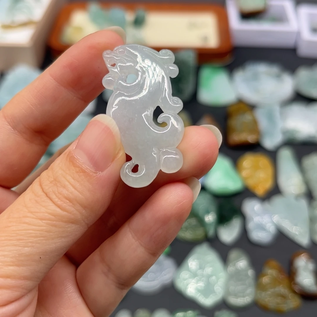 翡翠未镶嵌颈饰仿古龙