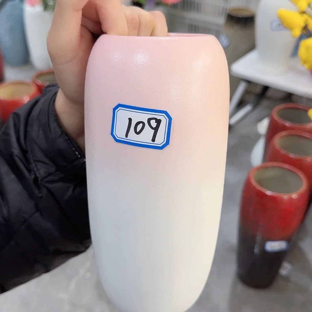 瓶109号粉白磨砂高20厘米微瑕一个