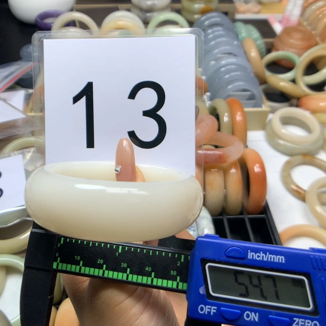 石英岩玉手镯未镶嵌小**?