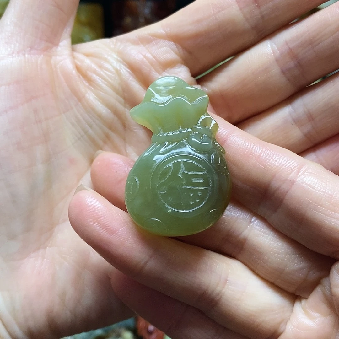 岫玉未镶嵌吊坠(赠链)