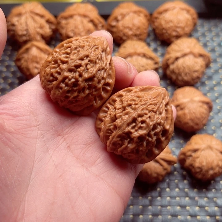 文玩核桃吊坠金牛38