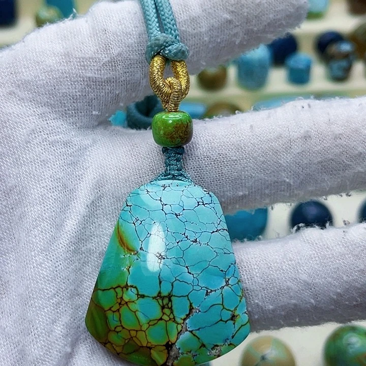 绿松石未镶嵌颈饰无