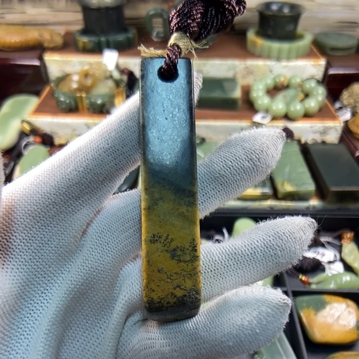岫岩河磨玉（透闪石质玉）未镶嵌把件石**转