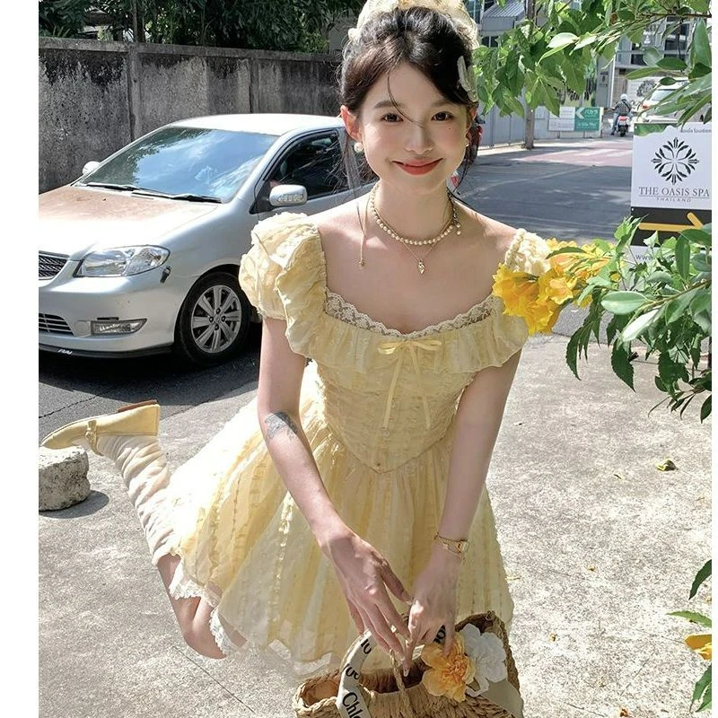 小个子夏季法式甜美温柔黄色蕾丝方领泡泡公主连衣裙显瘦短裙裙子