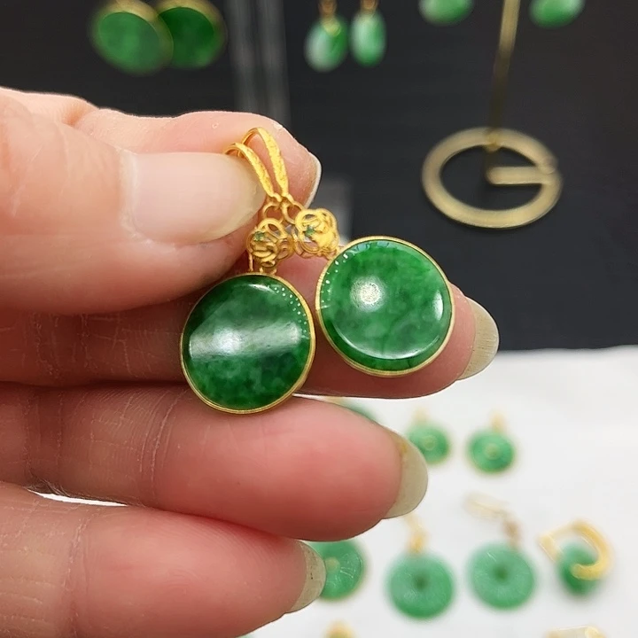 18K金镶嵌翡翠耳饰