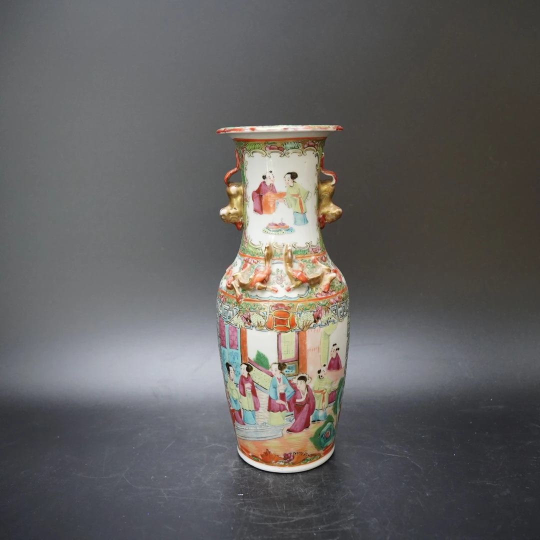 Lot.25080309清同治广彩开窗合家欢乐赏瓶 高：约25.8cm