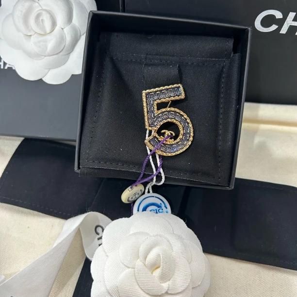 全新未使用 Chanel/香奈儿 24p牛仔5号双c胸针（322）
