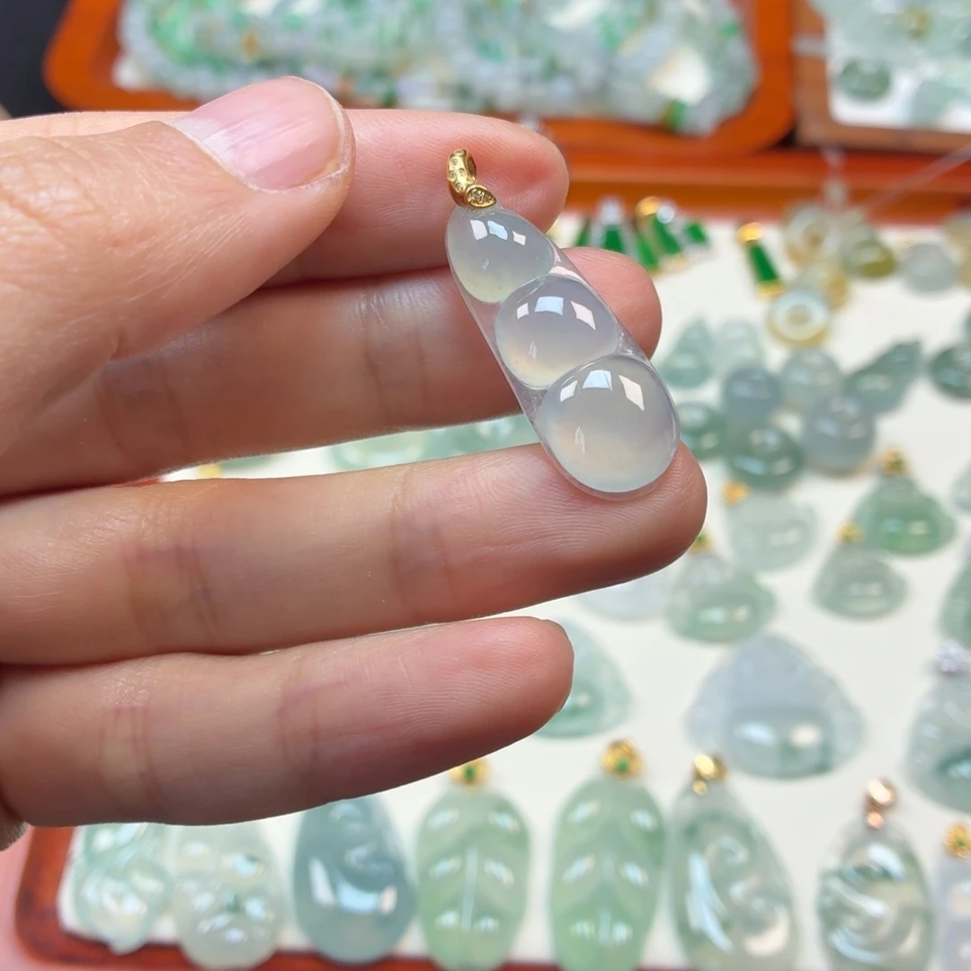 翡翠18K金镶嵌颈饰豆子