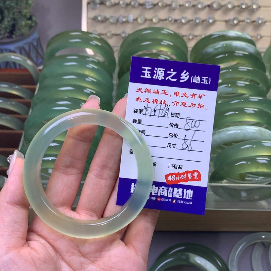 蛇纹石玉手镯未镶嵌为****）